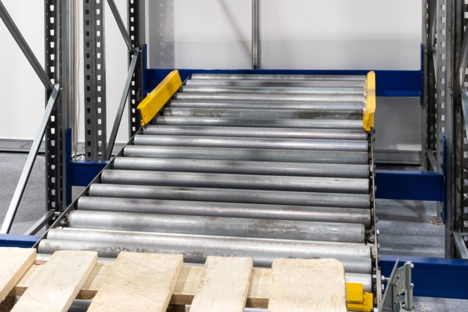 pallet lifting conveyor system