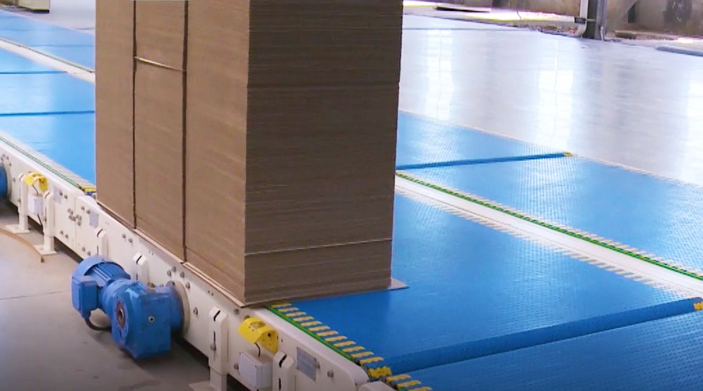 Cardboard transportation in corrugated paper production area