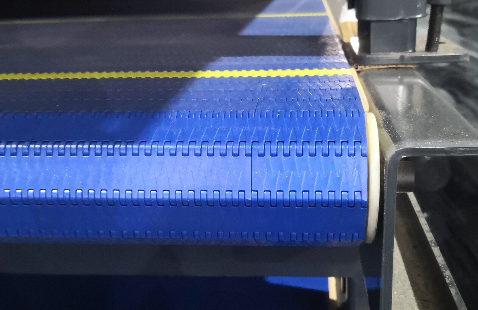 Anti-slip conveyor belt